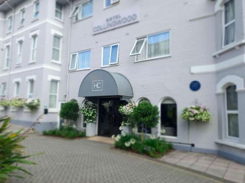 un edificio blanco con un cartel en la parte delantera en Hotel Collingwood BW Signature Collection, en Bournemouth
