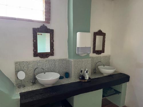 - Baño con 2 lavabos y 2 espejos en Experience Alpacas in Andalucia, en Córdoba