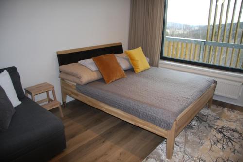 StachyにあるApartmán na Zadověの窓付きの部屋で、ベッド1台(枕付)が備わります。