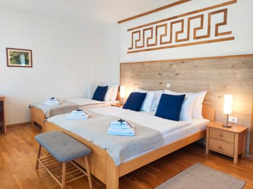 Tempat tidur dalam kamar di Plitvice Lower Lakes Rooms