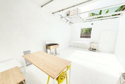 ein leeres Zimmer mit einem Tisch und Stühlen in der Unterkunft 清清長屋包棟民宿 Ding House in Altstadt von Hengchun