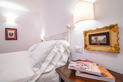 una camera con letto e tavolo con libri di Saint Francis Apartment ad Assisi