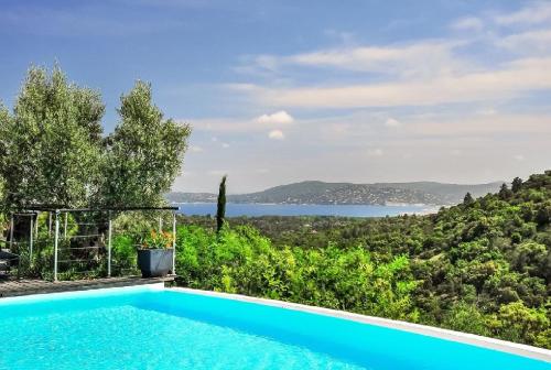 Villa avec climatisation, piscine à débordement et superbes vues, Grimaud,  France - Booking.com