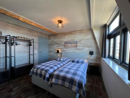 - une chambre avec un lit dans une pièce dotée de fenêtres dans l'établissement Villa Charlton 79a, à Flessingue