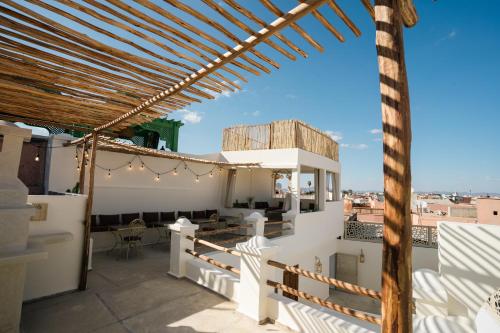 eine Dachterrasse mit Stadtblick in der Unterkunft Riad Rahal in Marrakesch