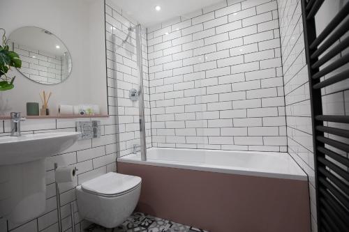 惠特比的住宿－Pinot Perch，带浴缸、卫生间和盥洗盆的浴室