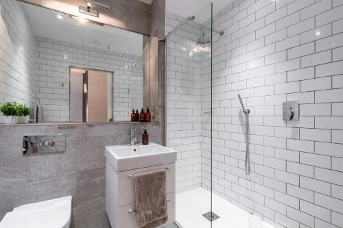 謝菲爾德的住宿－Mandega House，浴室配有卫生间、盥洗盆和淋浴。