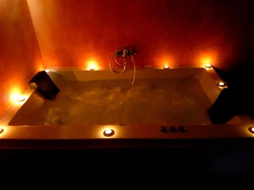 een badkamer met een ligbad met verlichting bij Casa rural el turmell in Chert