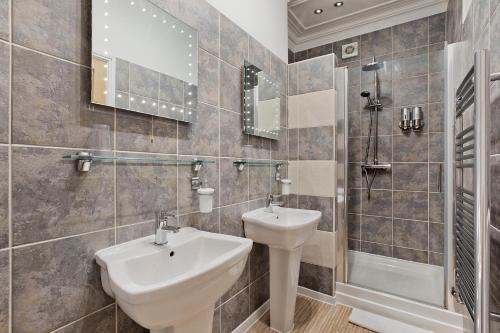 uma casa de banho com um lavatório, um WC e um chuveiro em White Rose Guest House em Filey