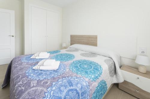 A bed or beds in a room at Egeu