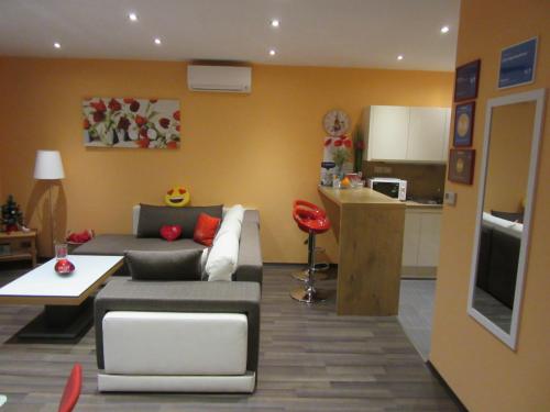 Una cocina o zona de cocina en Zafír Sziget Apartman