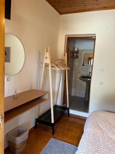 een kamer met een plank, een spiegel en een bed bij Pieros Studios Alipa in Paleokastritsa