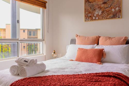 um quarto com uma cama com toalhas em Tropical Bliss in Woolner em Stuart Park