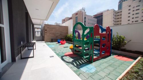 a small courtyard with a playground on a building at AP Smart Quirino in Campinas