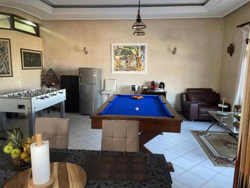een woonkamer met een pooltafel. bij Aux Moules de Harhoura Rabat in El Harhoura