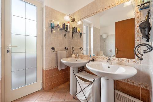 a bathroom with two sinks and a shower at Casa del vento 2 in Tratalias