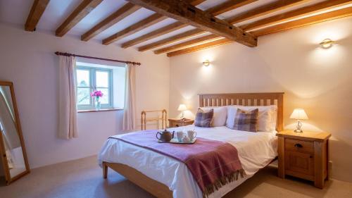 une chambre avec un lit et une fenêtre dans l'établissement Hope Cottage, à Naunton
