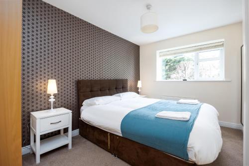 ein Schlafzimmer mit einem großen Bett und einem Fenster in der Unterkunft Errigal House, Eglington Road, Donnybrook, Dublin 4 -By Resify in Dublin