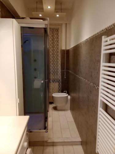 ein Bad mit einer Dusche und einem WC. in der Unterkunft Casa Mariuccia in Santa Margherita Ligure