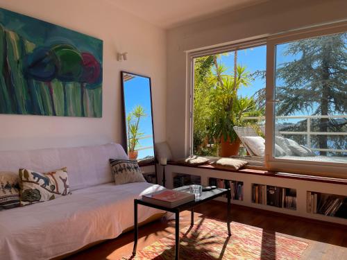 sala de estar con sofá y ventana grande en Holiday Home Arte en Dubrovnik