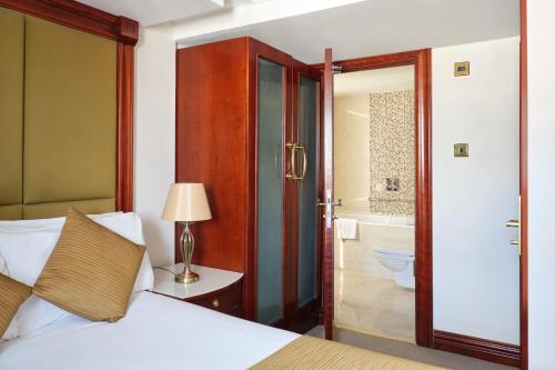 Ένα ή περισσότερα κρεβάτια σε δωμάτιο στο The Prime London Hotel