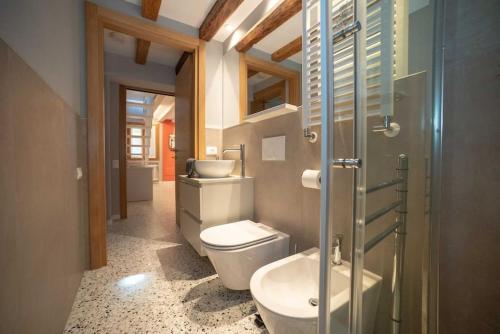 a bathroom with a toilet and a sink and a shower at Casa del Carro 2 Grand Terrace Apartment in Venice