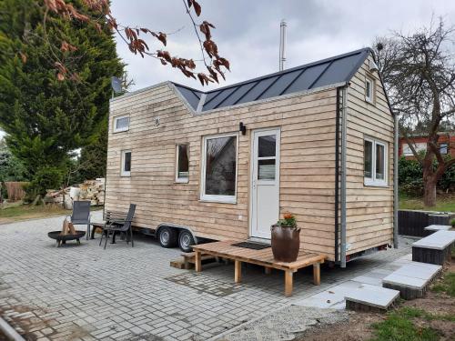 una casa pequeña con techo solar en un patio en Tiny Haus am Motzener See en Motzen