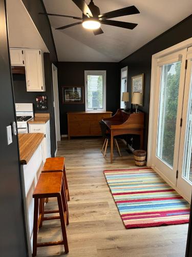 Kuchyň nebo kuchyňský kout v ubytování Downtown Delavan Lake Home