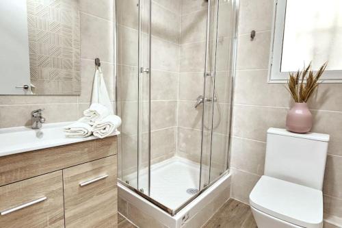 a bathroom with a shower and a toilet and a sink at Apartamento con Playa del Arenal a los pies in Platja de l'Arenal