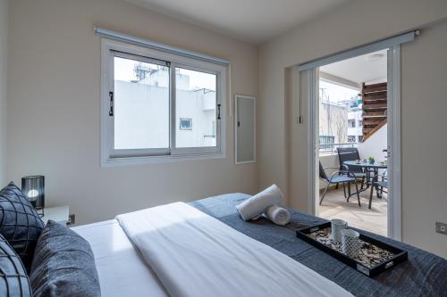 Ένα ή περισσότερα κρεβάτια σε δωμάτιο στο Vox 2-Bedroom Apartment in Larnaca