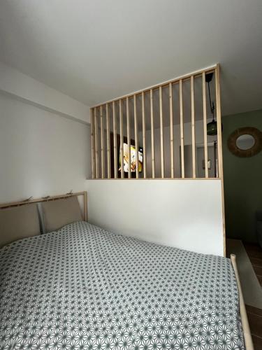 um pequeno quarto com uma cama e uma escada em Appartement Hendaye em Urrugne