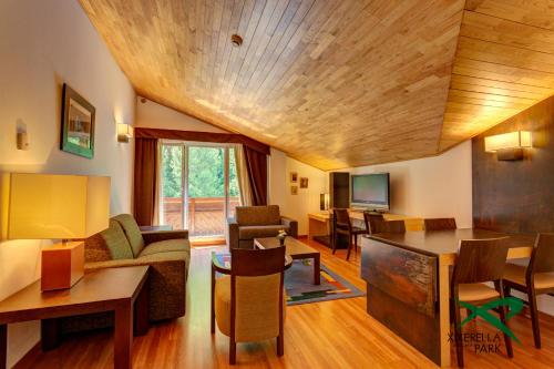ein Wohnzimmer mit Couch und Tisch in der Unterkunft Apartamentos Xixerella Park Resort in Xixerella