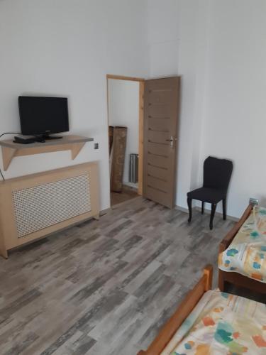 Cet appartement comprend une chambre avec un lit et une télévision. dans l'établissement Casa, à Craiova