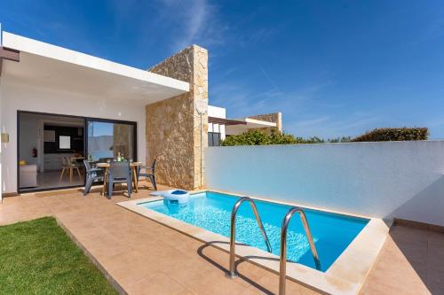 a backyard with a swimming pool and a house at Villa Hobie Cat in Sagres