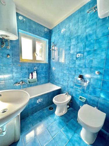 bagno blu con servizi igienici e lavandino di Meridiana a Ischia