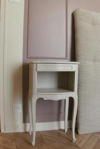 a white table with a mirror on top of it at Maison d'hôtes KerCalow, Chambres d'hôtes in Pleine-Fougères
