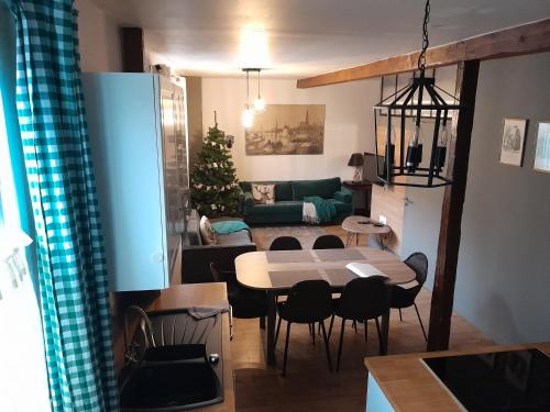 sala de estar con mesa y algunas sillas en Gîte Le3 Bergheim en Bergheim