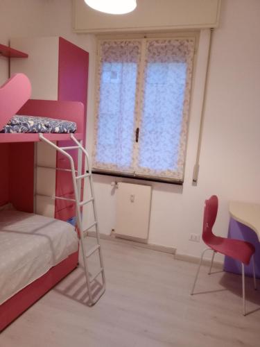 ein Schlafzimmer mit einem Etagenbett, einem Schreibtisch und einem Stuhl in der Unterkunft Casa Mariuccia in Santa Margherita Ligure
