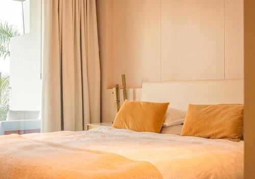 Postel nebo postele na pokoji v ubytování Luxury 2 BR apartment in the world famous resort