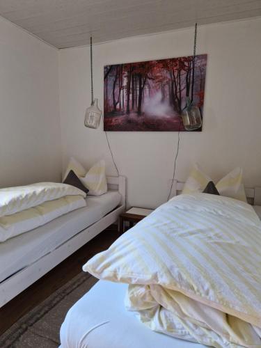 Giường trong phòng chung tại Ferienwohnung Hexenblick