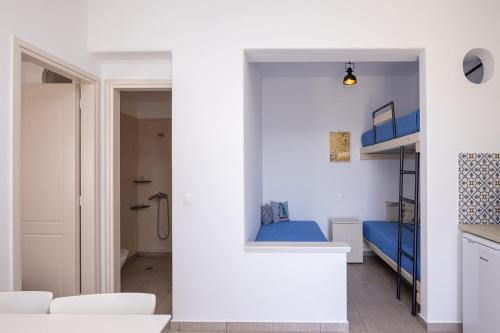 una camera bianca con un letto a castello e una camera da letto di Astrokaktos a Skaládhos
