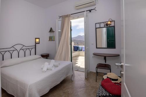 una camera con letto e tavolo e un balcone di Astrokaktos a Skaládhos