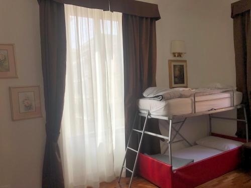 a bunk bed in a room with a window at Grand Cucinetta in Rome
