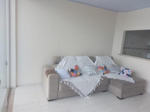 Ruang duduk di casa completa, 2 suítes e grande área externa