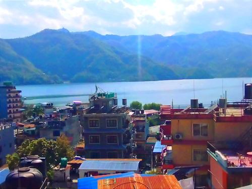 - une vue sur une ville avec une masse d'eau dans l'établissement Hotel Santana, à Pokhara