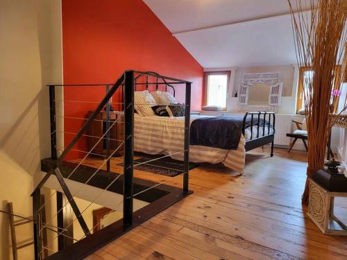 ein Schlafzimmer mit einem Etagenbett in einem Zimmer in der Unterkunft Duplex bohème chic in Gannat