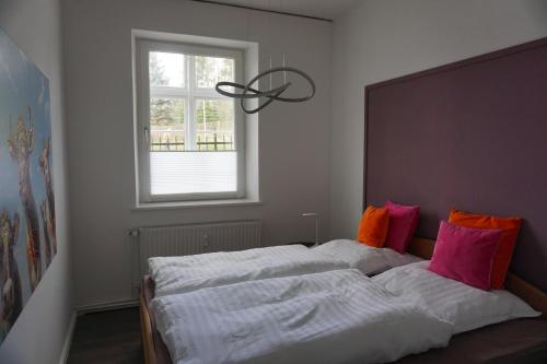 1 dormitorio con 2 camas y ventana en Adelheide, en Lüneburg