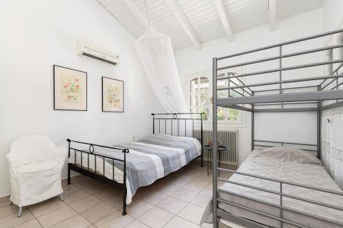 een slaapkamer met 2 stapelbedden en een ladder bij Luxurious villa, with big garden next to beach in Selianitika