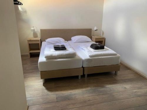 een slaapkamer met een bed met twee handdoeken erop bij Ballumerhoeve Petit lodge in Ballum