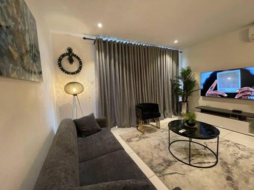 Télévision ou salle de divertissement dans l'établissement Luxury Apartment - Embassy Gardens